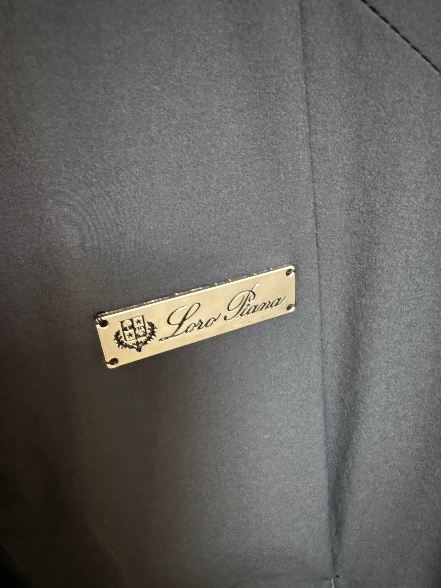 [Premium Replica] Loro Piana 26fw LP Early Autumn New Arrival Metal Logo Brand Hooded Jacket (Gray Black) Top Edition Customized fabric in the cabinet Breathable, high comfort, impeccable details, brand element design concept, reflecting high quality. It feels delicate and soft! Presenting casual tailoring, it can be used for business, old money or leisure. It has three complete standards. Look for the correct version. Size: m/l/xl/xxl/xxxl